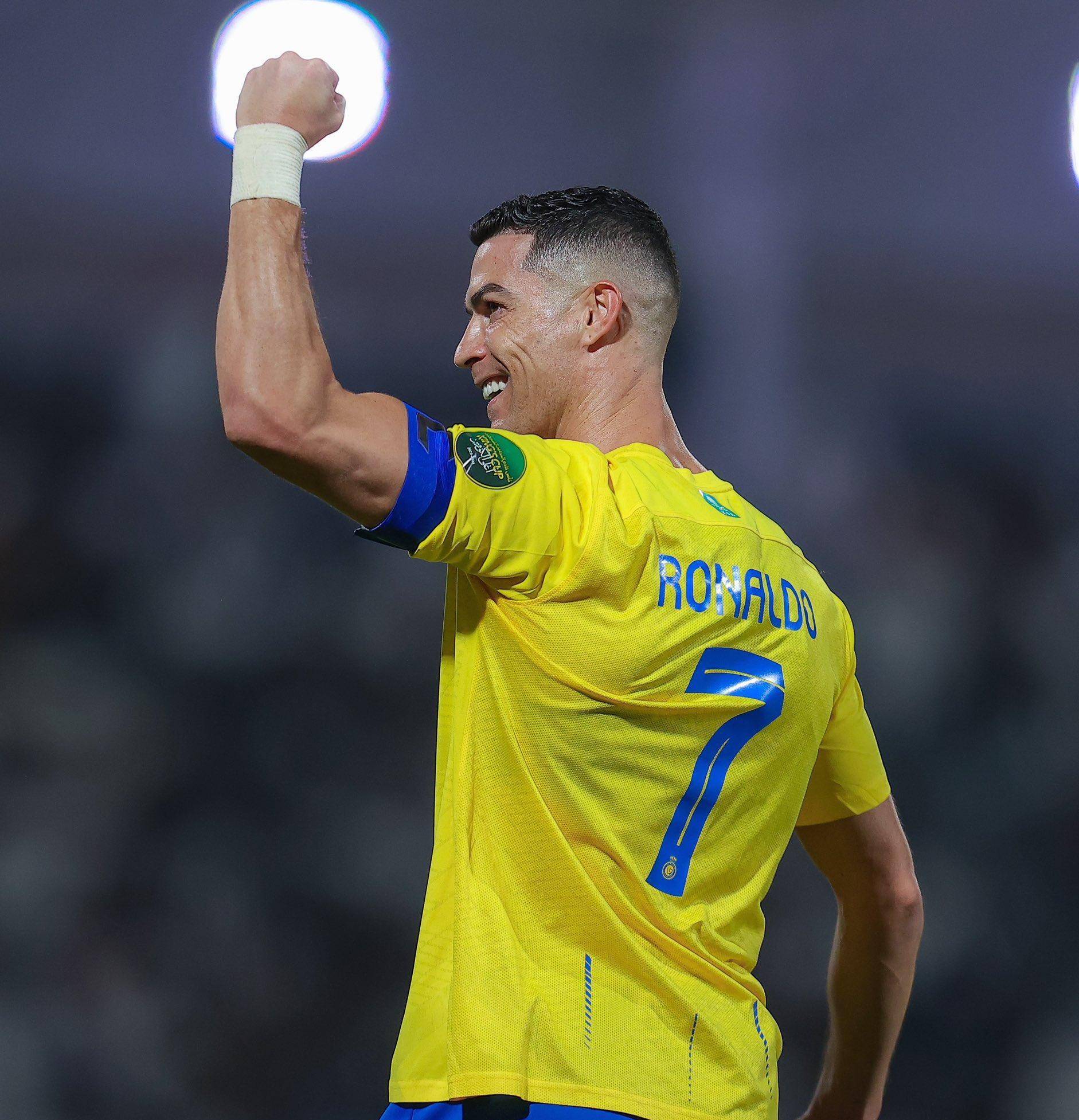 里夫斯：詹姆斯是历史级别的传球手，总在用最正确的方式打球