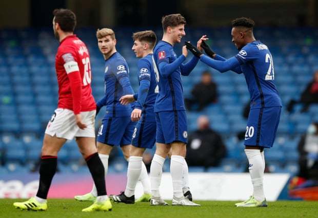 文班本赛季出战12场马刺8胜4负，缺席12场马刺9胜3负