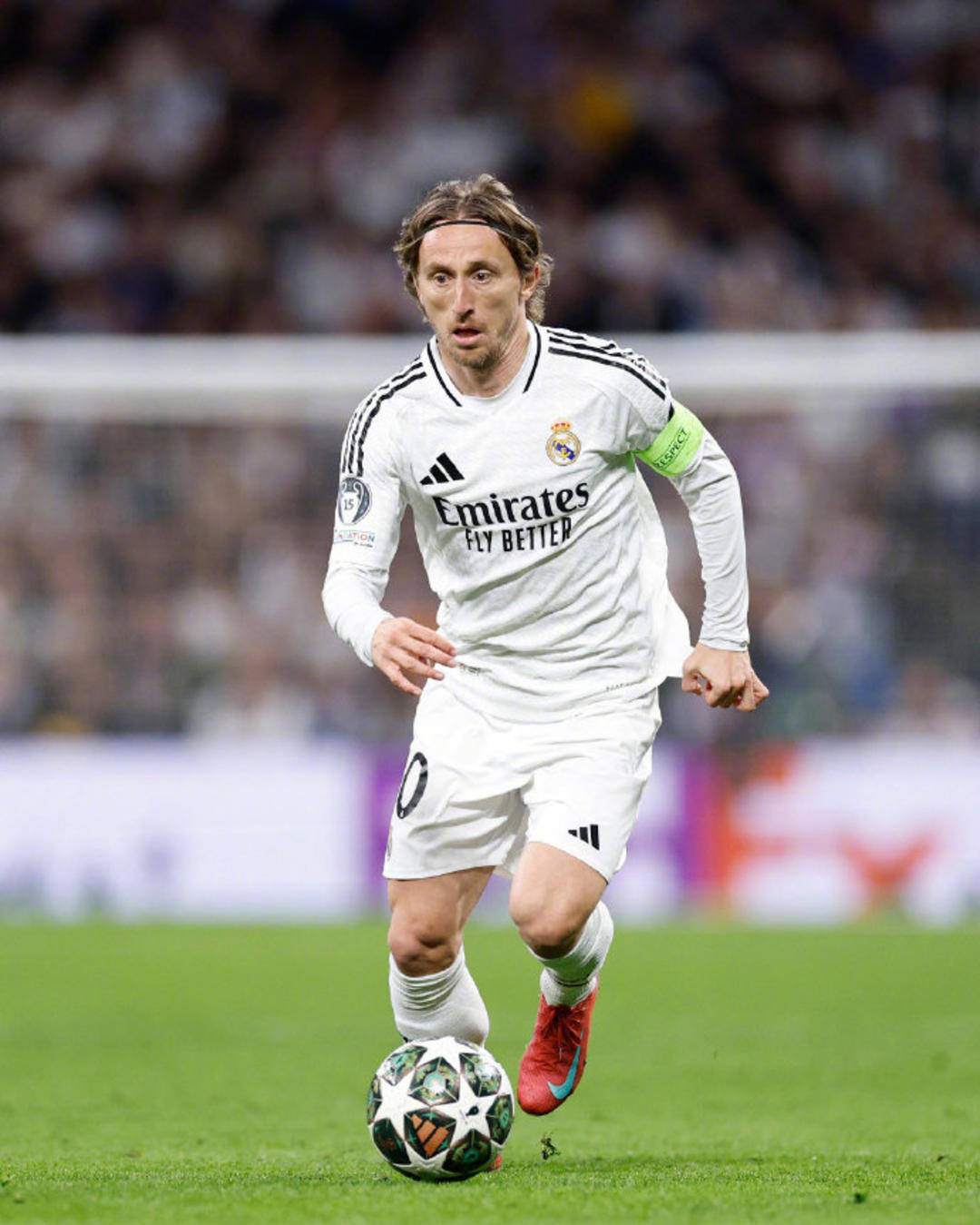 湖人球员通道签名小孩实为工作人员安排